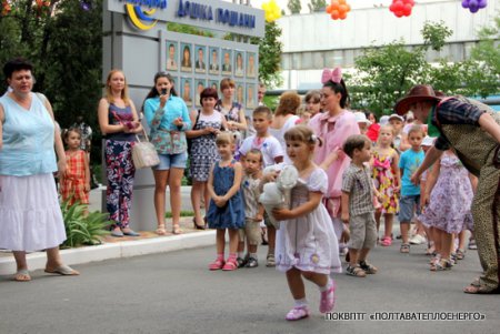 Дітям — малюнки, дорослим — футбол