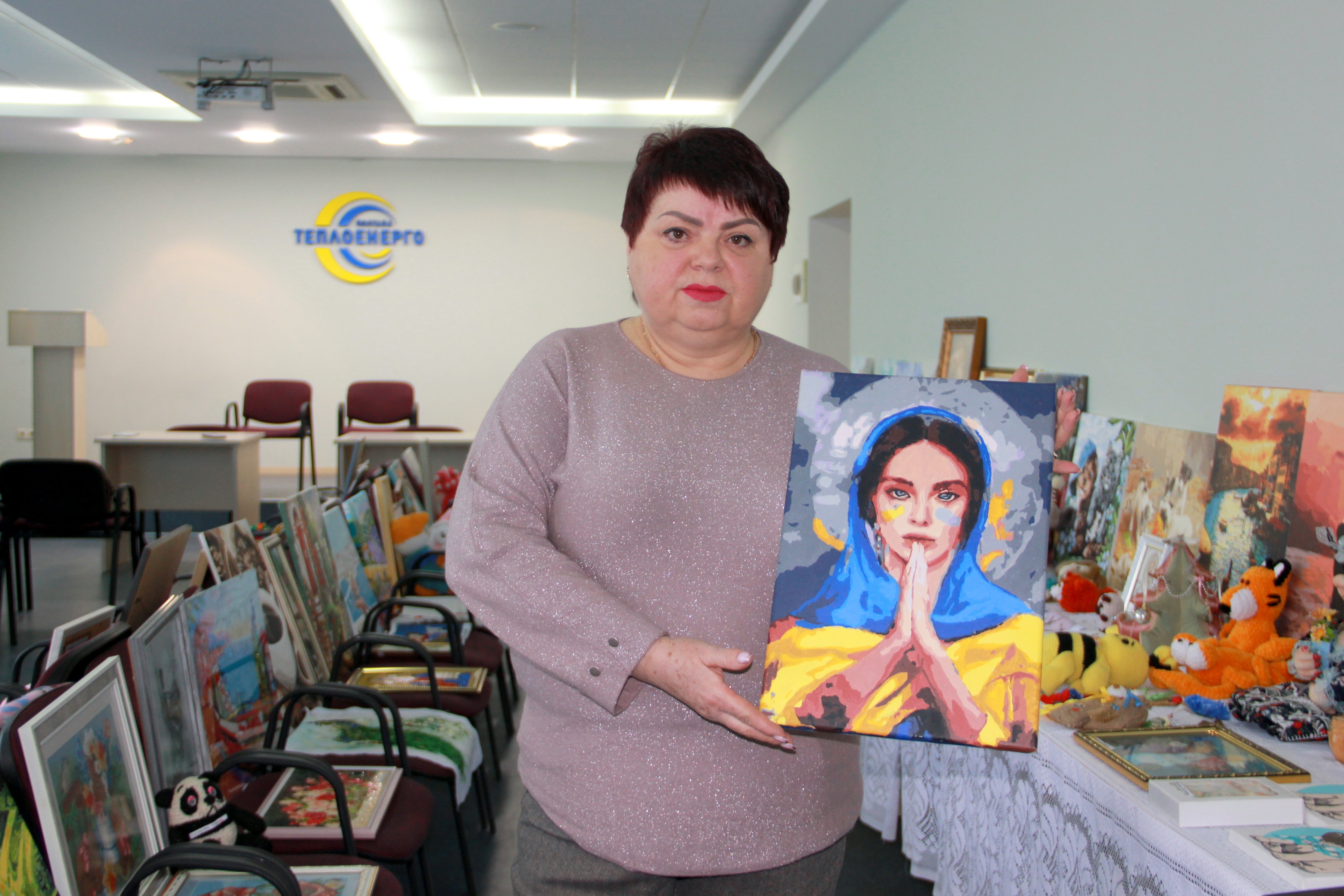 Голова профспілкового комітету Тетяна Бібікова із картиною.