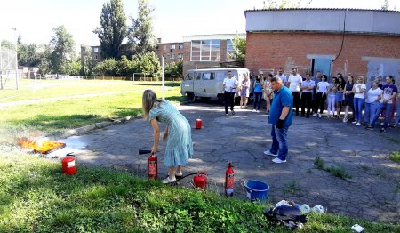 «Полтаватеплоенерго»: для працівників підприємства провели планове практичне заняття з використання первинних засобів пожежегасіння