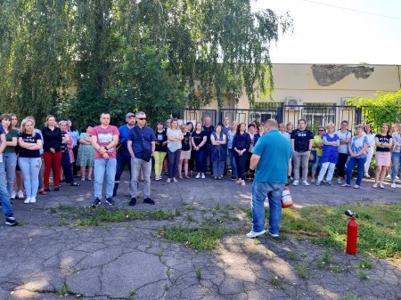 «Полтаватеплоенерго»: для працівників підприємства провели планове практичне заняття з використання первинних засобів пожежегасіння