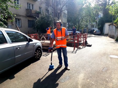 Як фахівці «Полтаватеплоенерго» проводять пошуки витоків на теплових мережах під землею.