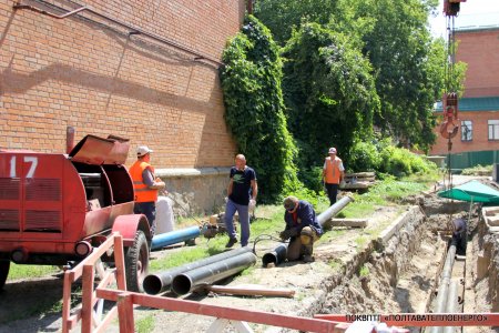 «ПОЛТАВАТЕПЛОЕНЕРГО» ІНФОРМУЄ: Гідравлічні випробування виявили аварійну ділянку теплової мережі на вул. В. Чорновола