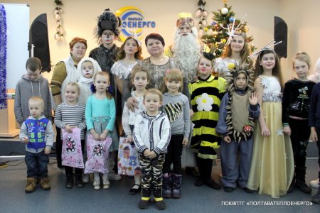 Святий Миколай солодощами обдарував дітей полтавських теплоенергетиків за їхні художні таланти